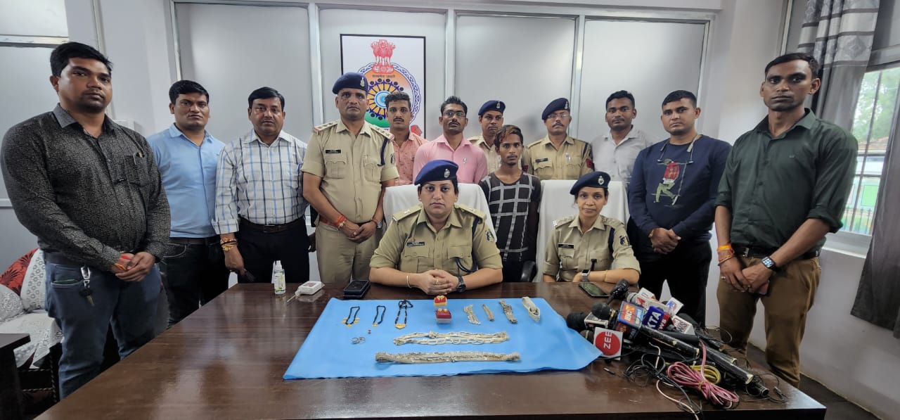 थाना अर्जुनी क्षेत्र के ग्राम देमार में हत्या कर चोरी करने वाले आरोपी को किया गया गिरफ्तार