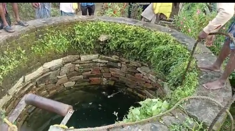 महिला अपने दो मासूम बच्चों के साथ कुंए में लगाई छलांग जिससे तीनों की हुई मौत 