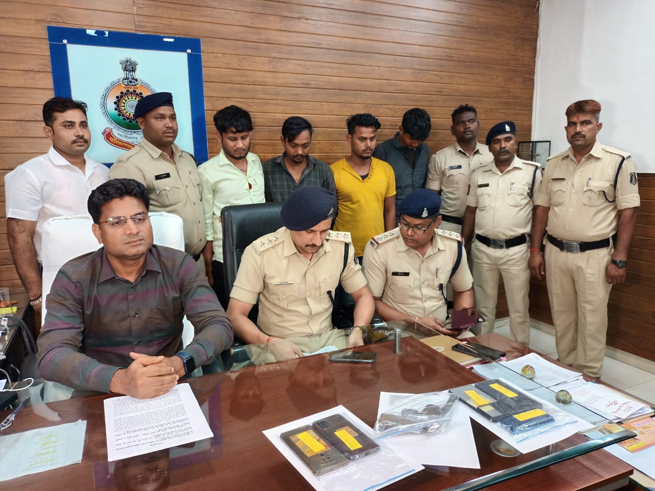 कट्टे की नोक पर ट्रेलर ड्रायवर का अपहरण कर अज्ञात बन्दुकधारी लूट ले गये 33 टन सरिया समेत ट्रेलर.....