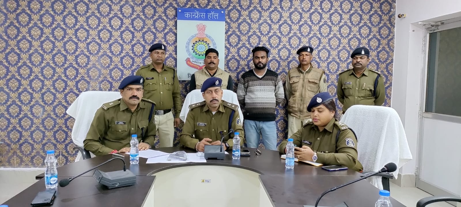 सरेआम घर पर फायरिंग कर फरार आरोपियों को चंद घण्टो में पिस्टल सहित बैकुंठपुर पुलिस ने किया गिरफ्तार