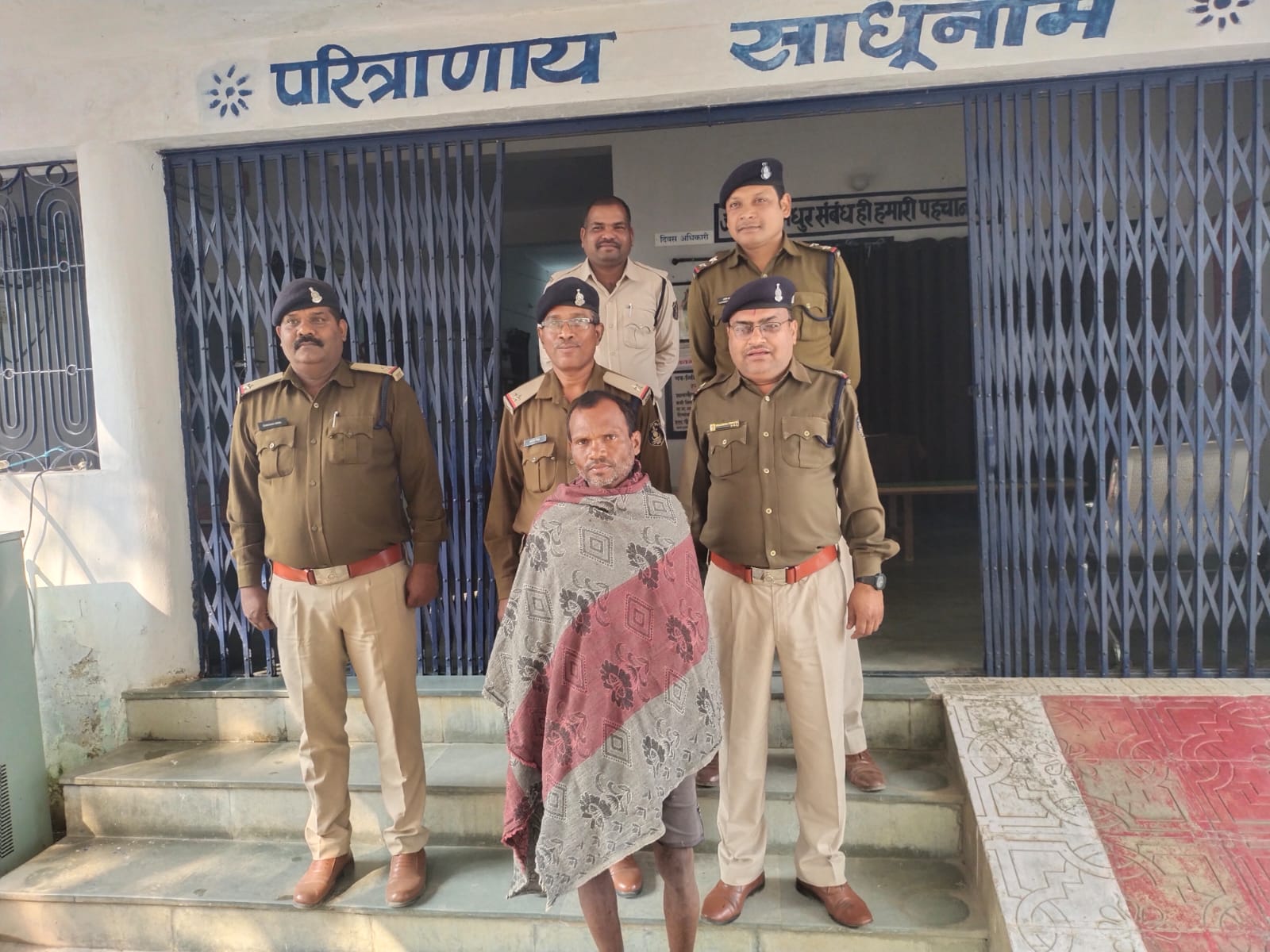 महिला को बेहरमी से डंडे एवं पत्थर से मारने वाले आरोपी को पटना पुलिस थाना प्रभारी संदीप सिंह के नेतृत्व में गिरफ्तार किया गया