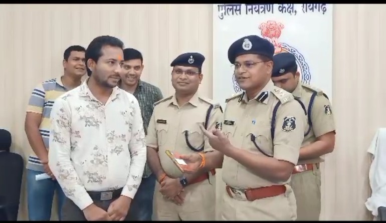 120 चोरी हुये मोबाइलों का वितरण, खोये मोबाइल पाकर खुश हुये लोग पुलिस का किया धन्यवाद