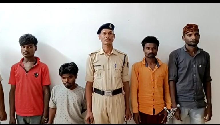 सोने चांदी सहित 15 लाख के नगद राशि पर हाथ साफ करने वाले चोर... 72... 