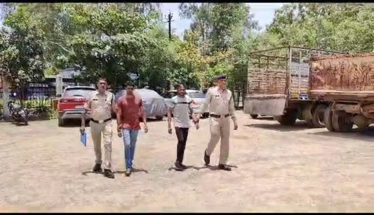 अंतर्राजीय शराब तस्करों को डोंगर गड़ पुलिस को  गिरफ्तार करने में कामयाबी हासिल हुई