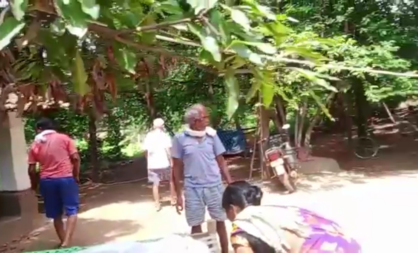 नक्सलियों ने ग्राम कोटवार  की हत्या पोस्टर चश्पा कर लिया जिम्मा