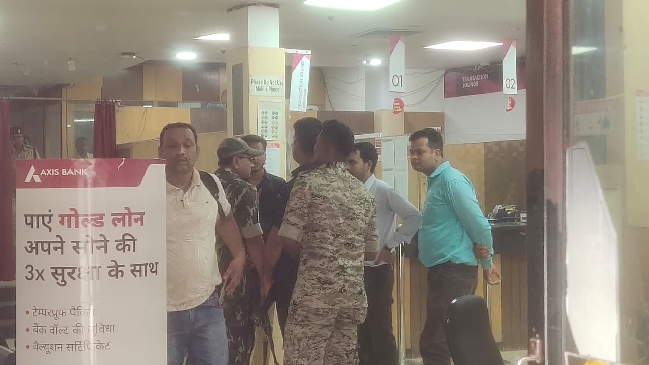 एक्सिस बैंक में 7 करोड़ की डकैती