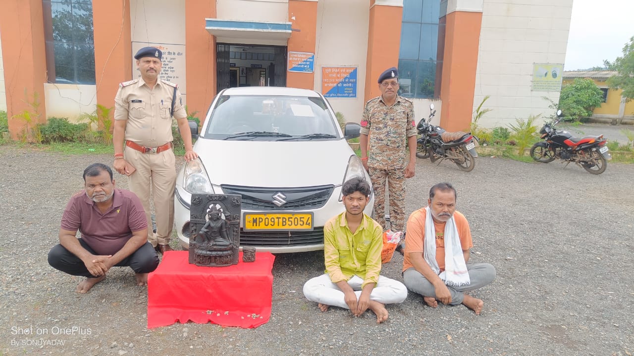 बौद्ध धर्म के देवता अवलोकितेश्वर पद्मपाणी की 10वीं-11वीं सदी की प्राचीनतम मूर्ति की तस्करी करते 03 अंतरर्राज्जीय तस्कर गिरफ्तार