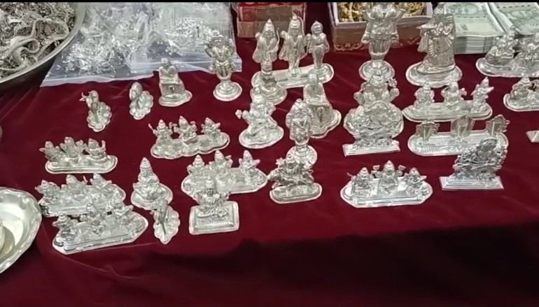 दो अलग अलग मामलों में 5 संदेहियों से 63 लाख के सोने और चांदी परिवहन करते जप्त किया गया