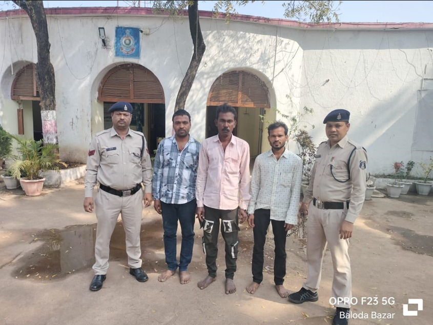  लंबे समय से फरार चल रहे 03 आरोपियों को सिमगा पुलिस  ने किया गिरफ्तार माननीय न्यायालय द्वारा 03 फरार आरोपियों के विरूद्व स्थायी वारंट जारी किया गया था।   