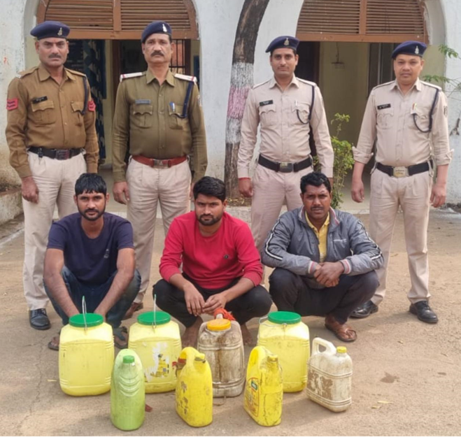  गणेशपुर मे लगातार दबिश से सिमगा पुलिस क़ो मिली बड़ी सफलता/अवैध कच्ची महुवा शराब की बड़ी मात्रा 80 लीटर बरामद 03 आरोपी गिरफ्तार 