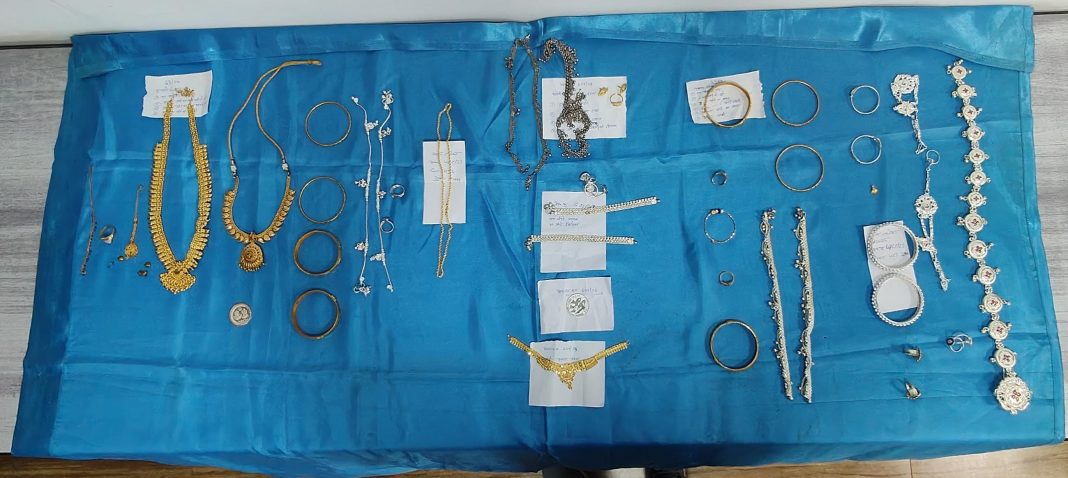 सोने एवं चांदी के जेवरात सहित दो शातिर चोर गिरफ्तार, चोरी का सामान खपाने वाली एक महिला गिरफ्तार,जानिए कहा का है मामला