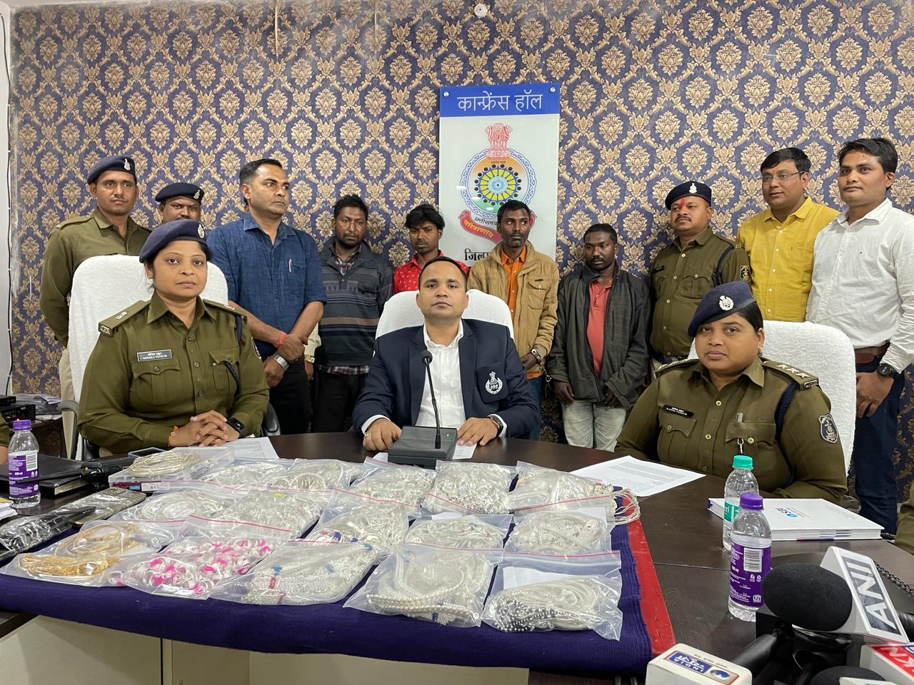 ज्वेलरी शाप लॉक तोड़कर लाखों का चांदी चोरी करने वाले 04 आरोपी,72 घंटो के भीतर कोरिया पुलिस के हत्थे चढ़े,ऐसे करते थे चोरी