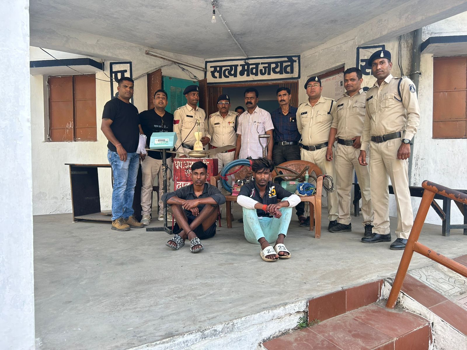 थाना पोड़ी छेत्र के अंतर्गत काम्पलेक्स ,नगर पालिक निगम, हनुमान मंदिर में चोरी करने वाले  शातिर चोर गिरोह को सामान सहित गिरफ्तार किया