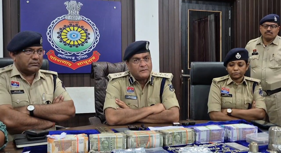 33 तोला करीब सोना सहित लाखों रुपये बरामद