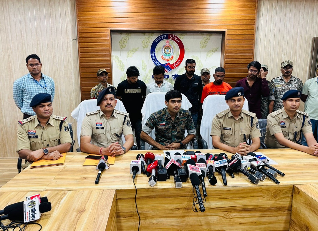 थाना फरसगांव पुलिस को 05 अंतर्राज्यीय सायबर अपराधियों को पकड़ने में मिली सफलता। एसडीओपी फरसगांव के नेतृत्व में गठित की गयी थी विशेष टीम  आरोपियों को बिलासपुर और प्रयागराज से पकड़ा गया