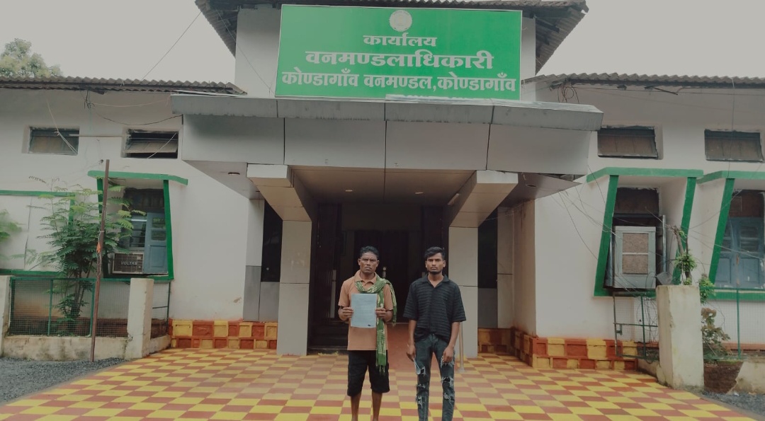 आदिवासी परिवार ने 06 सदस्यों के साथ आत्महत्या कर लेने की अनुमति मांगा परिक्षेत्र अधिकारी दहिकोंगा को लिखित आवेदन देकर