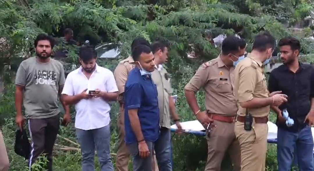 डीएम और एसपी के निर्देश पर 13 दिन बाद कब्र से निकाला गया शव, पोस्टमार्टम के लिए भेजा जांच जारी। अली की मौत पर परिजनों ने जताई थी हत्या व कुकर्म की आशंका प्रशासन ने कब्र खुदवाकर शुरू की कानूनी प्रक्रिया की शुरू