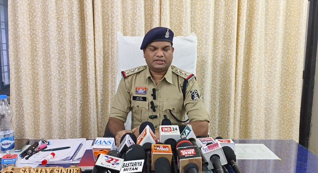 नाबालिग पीड़िता को जान से मारने की धमकी देकर मोटर सायकल से अपहृत कर बलात्कार करने वाले आरोपियों को फरसगांव पुलिस ने किया चंद घंटे में गिरफ्तार