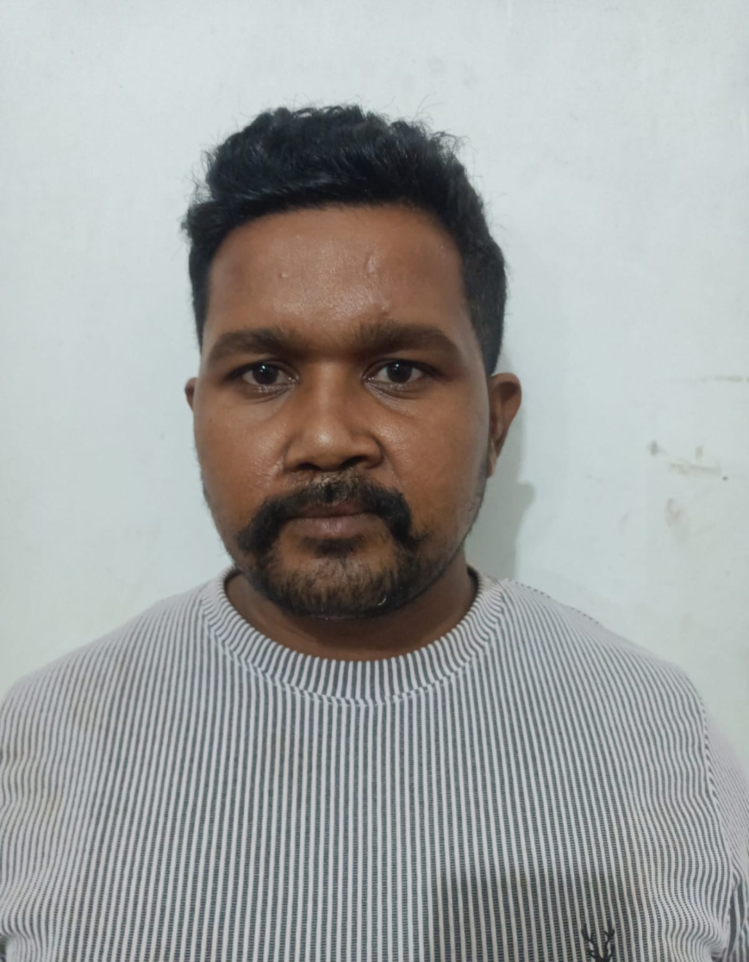 दुकान की आड़ में चखना उपलब्ध कराते हुए शराब पीने देने वाले दुकान मालिकों के खिलाफ किया गया कार्यवाही