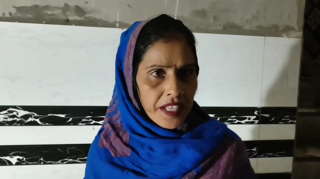 हापुड़ की फेमस यूट्यूबर वंशिका का मां के साथ मारपीट का वीडियो वायरल मैनेजर हिमांशु पर भी आरोप