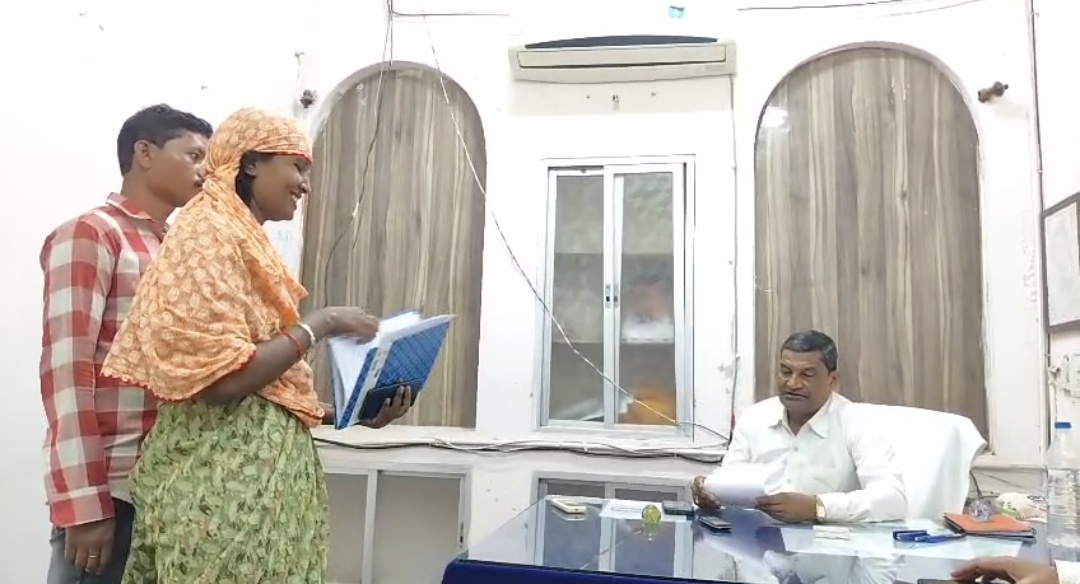 धमतरी डीलक्स टीवी की खबर का असर महिला को जॉब देने के नाम पर अवैध संबंध बनाने की मांग करने वाले आरोपी गिरफ्तार