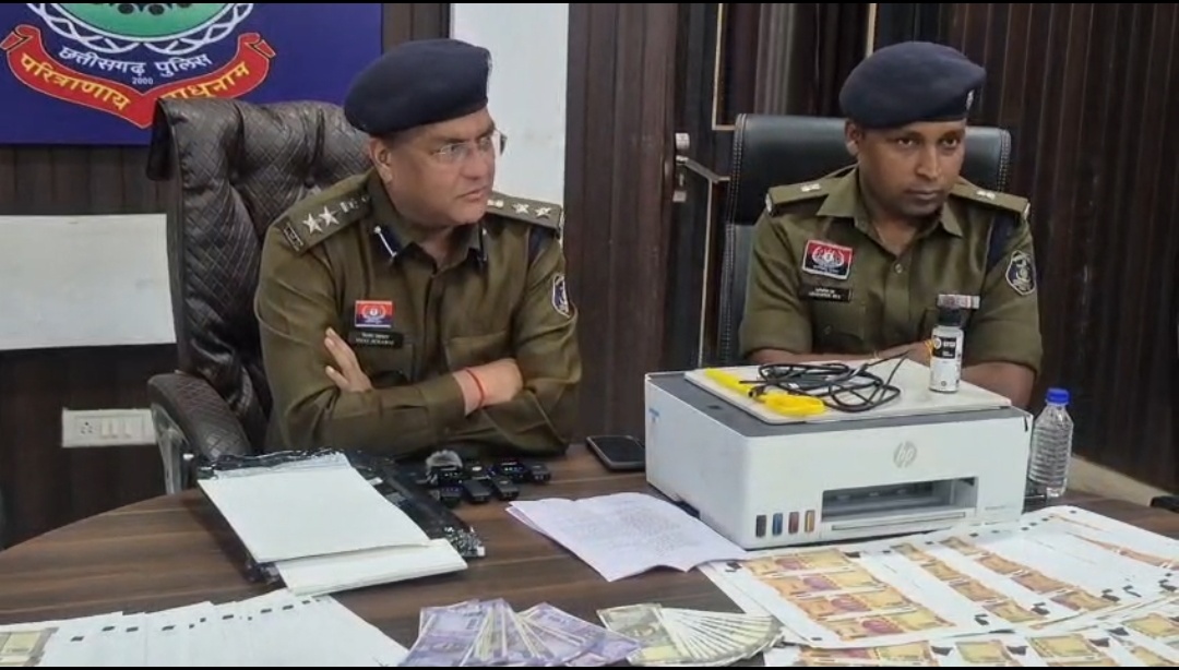 नकली नोट छापने और खपाने वाले शातिर दंपति को दुर्ग पुलिस ने पकड़ा                                  छापकर 