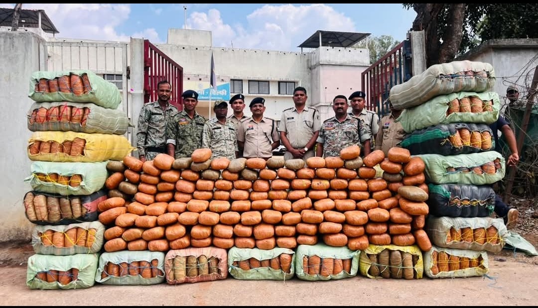 5 करोड़ का गांजा सहित, कंटेनर भी जब्त,कबीरधाम पुलिस की बड़ी कार्रवाई करीब , लगभग 9 क्विंटल से ज्यादा मादक पदार्थ पकड़ा गया