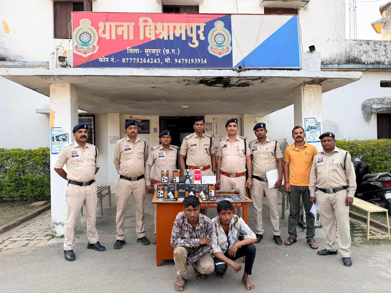 मोबाईल दुकान में सेंधमारी कर मोबाईल चोरी करने वाले 2 आरोपियों को थाना विश्रामपुर पुलिस ने किया गिरफ्तार
