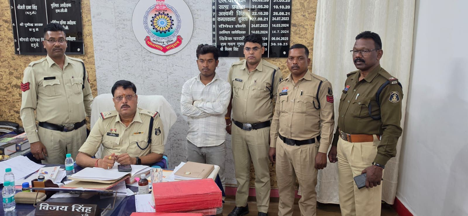 नशा मुक्त अभियान में चिरमिरी पुलिस का बड़ा प्रहार : दो अलग-अलग स्थानों से दो नशे के सौदागर गिरफ्तार, इंजेक्शन, मोबाइल व मोटरसाइकिल सहित 1.43 लाख की संपत्ति जप्त