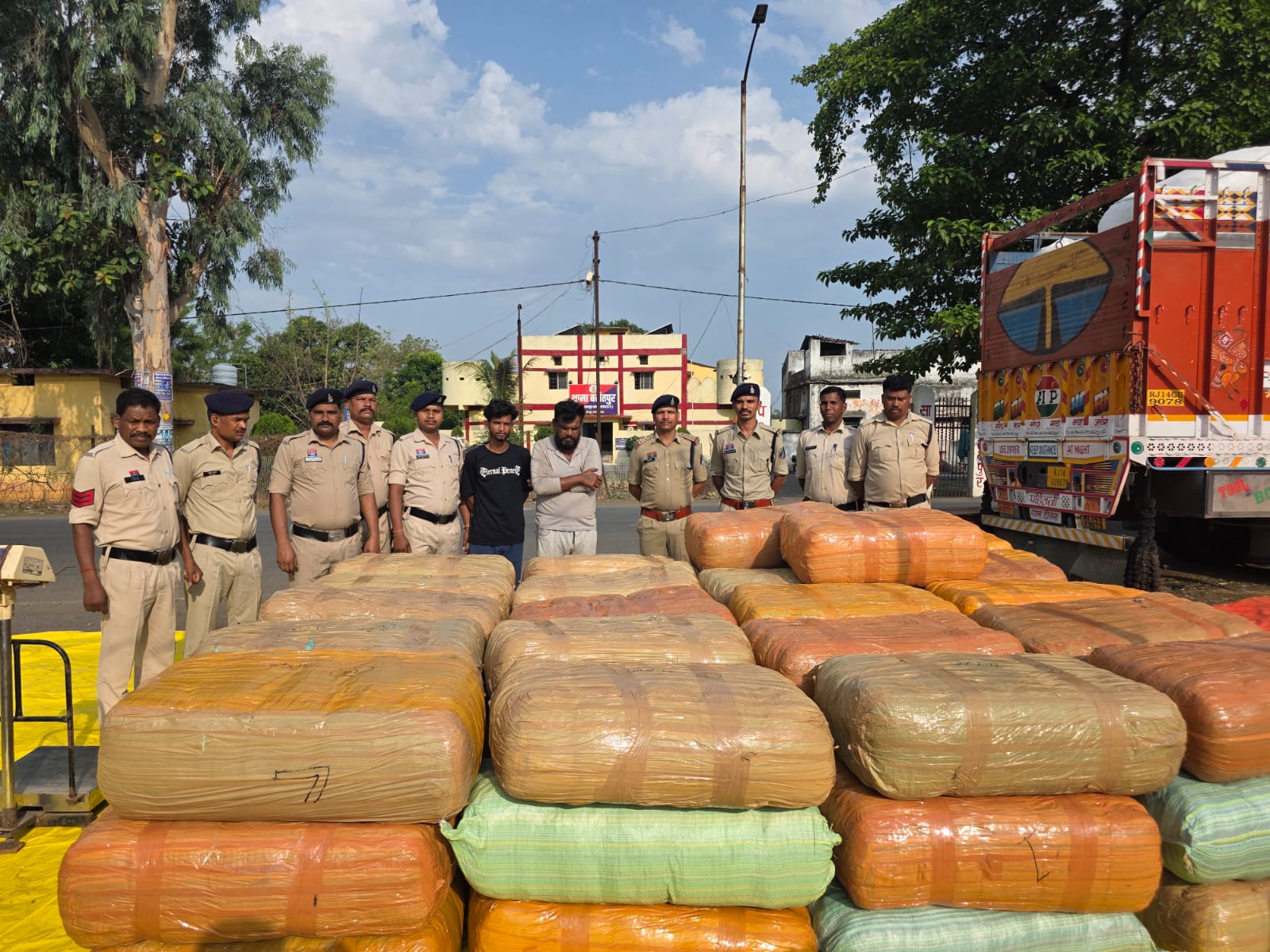 SP वैभव बैंकर की मॉनिटरिंग में बलरामपुर पुलिस का सबसे बड़ा एक्शन, 10 करोड़ का गांजा जब्त