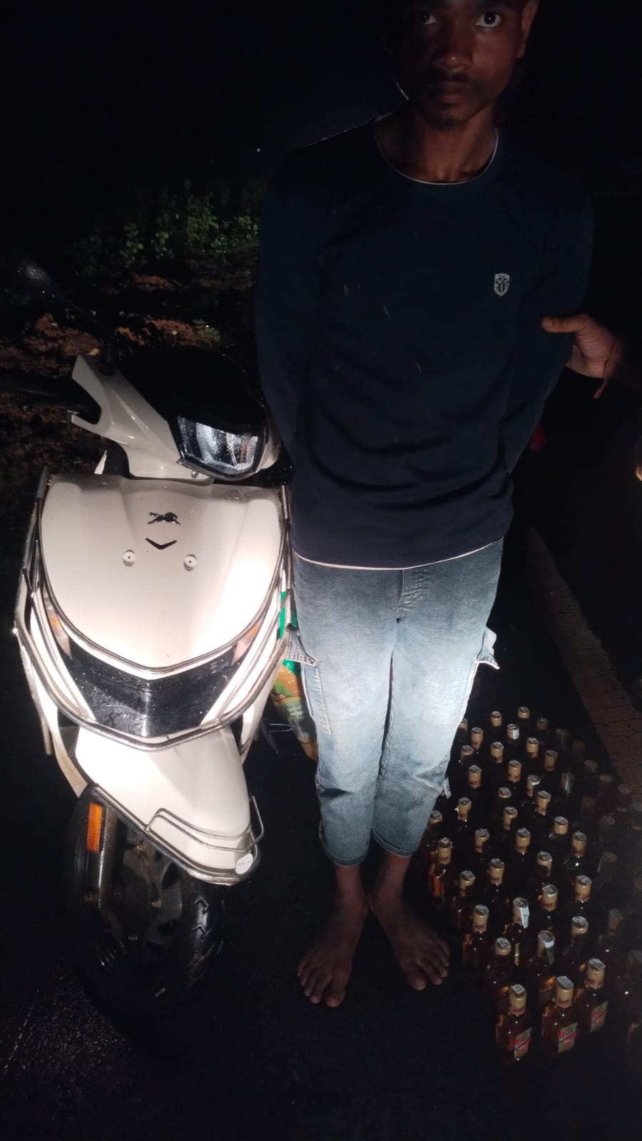 मनेन्द्रगढ़ में अवैध शराब पर पुलिस की बड़ी कार्रवाई105 पाव अंग्रेजी शराब के साथ युवक गिरफ्तार, बिना नंबर स्कूटी भी जब्त