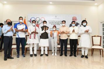 मीराबाई चानू के भारत लौटने पर उनका एक नायक की तरह स्वागत किया गया