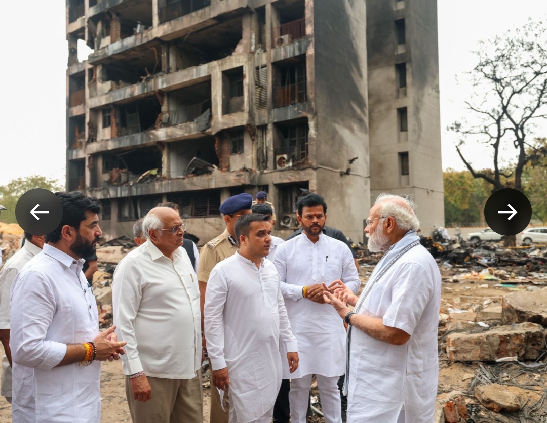 प्रधानमंत्री श्री नरेन्द्र मोदी ने अहमदाबाद विमान दुर्घटना में हुई जनहानि पर शोक व्यक्त किया प्रधानमंत्री ने दुर्घटनास्थल का दौरा कर राहत व बचाव कार्यों में जुटी टीमों और अधिकारियों से भेंट की