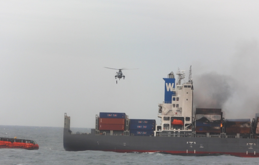 भारतीय नौसेना ने एमवी वान हाई 503 पर बचाव दल को साहसिक हवाई मार्ग से उतारा