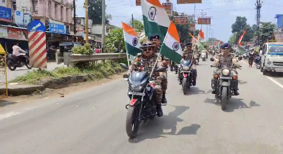 सीआरपीएफ की भव्य तिरंगा बाइक रैली कोण्डागांव हुआ तिरंगामय
