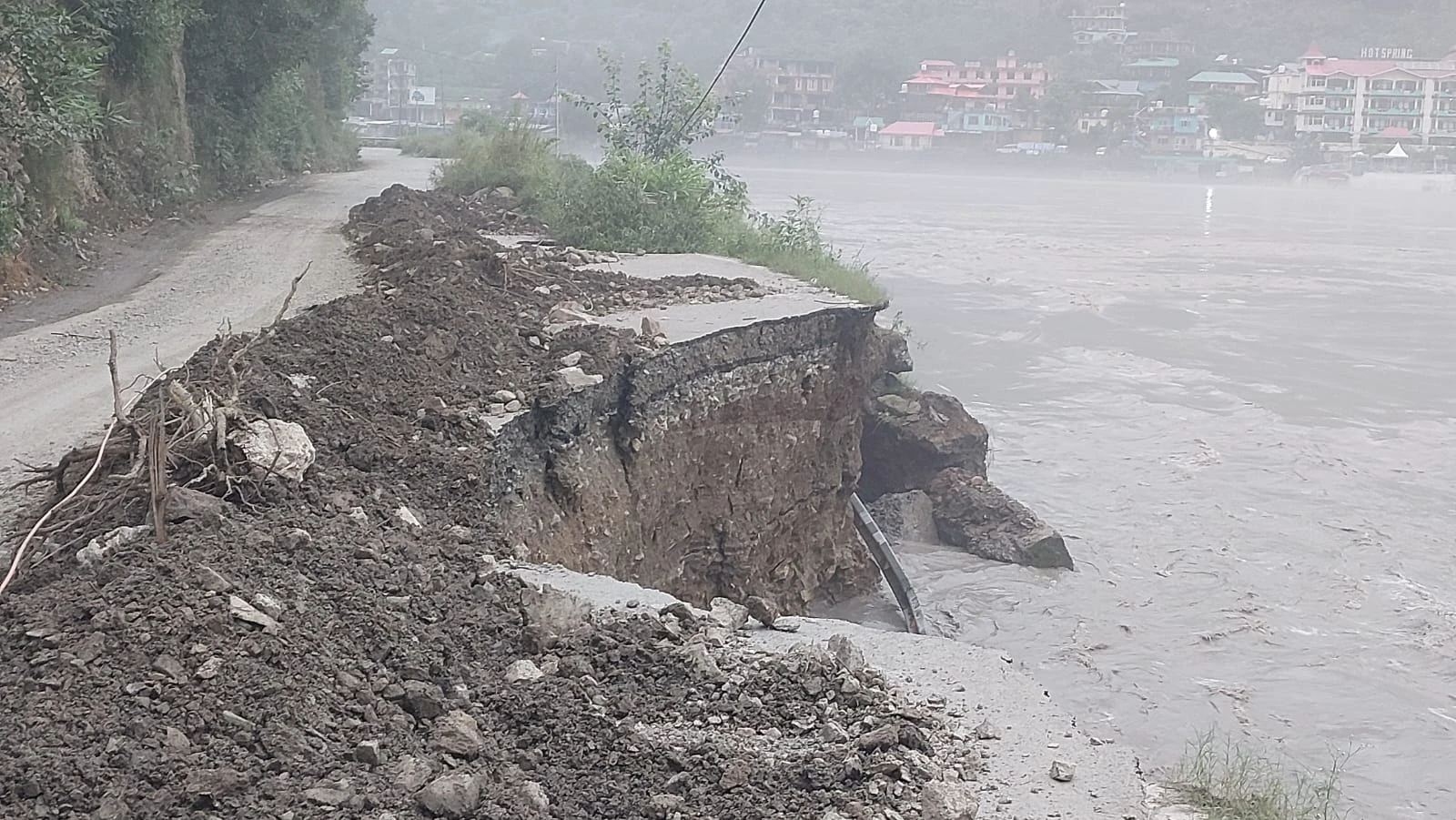 हिमाचल में कहर बरपा रही बारिश! मंडी&ndash;कुल्लू में फ्लैश फ्लड से तबाही, शिमला&ndash;मंडी हाइवे धंसा, प्रशासन अलर्ट पर