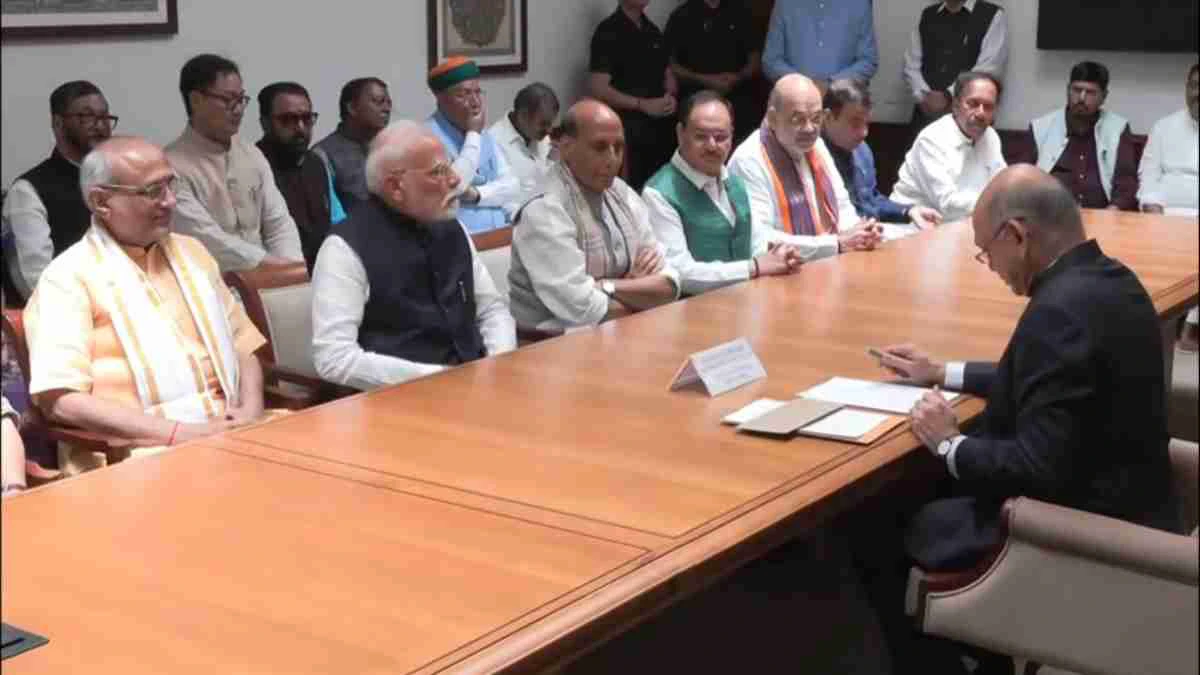 उपराष्ट्रपति चुनाव : राधाकृष्णन ने 4 सेट में दाखिल किया नामांकन, यह 4 दिग्गज बने प्रस्तावक