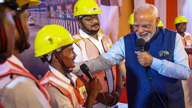 पीएम मोदी ने संसद में रिपोर्टरों से पूछा- कितने बजे आ जाते हो; क्या जवाब मिला