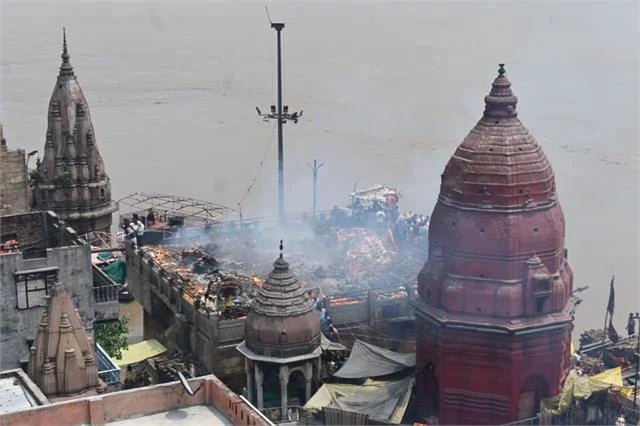 वाराणसी में गंगा का रौद्र रूप, घाट की बजाय घरों की छतों पर हो रहा है शवों का अंतिम संस्कार, देखें व्याकुल करने वाली तस्वीरें