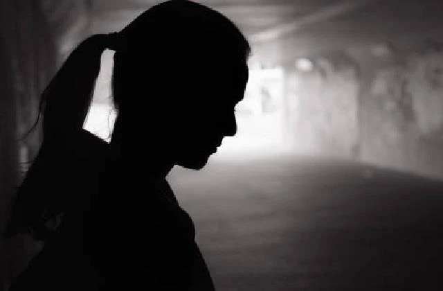 बेटे की गर्दन पर चाकू रखकर महिला के उतरवाए कपड़े, बनाया अश्लील वीडियो और फिर...