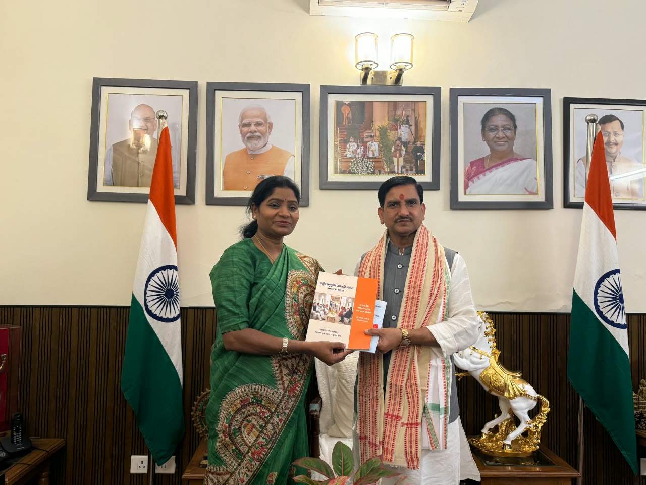 तोखन साहू और श्रीमती आशा लकड़ा के बीच जनजातीय समाज के विकास एवं अधिकारों से जुड़े विषयों पर चर्चा