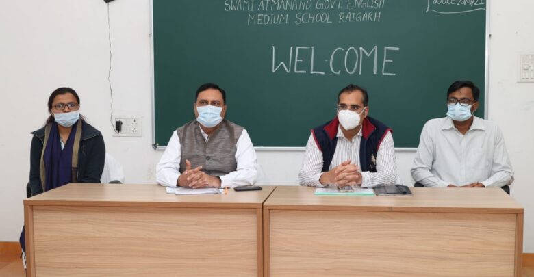 आपको प्राइवेट स्कूलों के कंपटीशन में होना है आगे इतना ही नहीं यह भी कहा कि खेल पर भी देना होगा ध्यान रायगढ़ प्रवास के दौरान  संभाग आयुक्त डॉ अलंग सरकारी स्कूूूल के छात्रों से हुए रूबरू