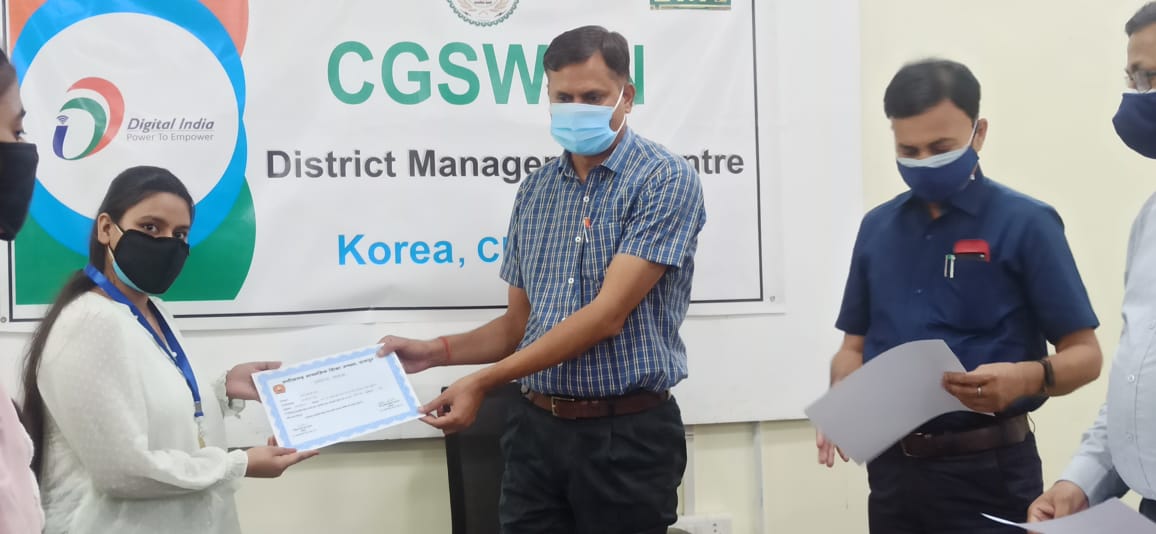 स्वामी आत्मानंद मेधावी छात्र प्रोत्साहन योजना मुख्यमंत्री श्री भूपेश बघेल ने प्रावीण्य सूची में शामिल छात्र-छात्राओं से चर्चा कर दी बधाई कलेक्टर श्री राठौर ने जिले की तीन मेधावी छात्राओं को प्रशस्ति पत्र प्रदाय कर किया सम्मानित