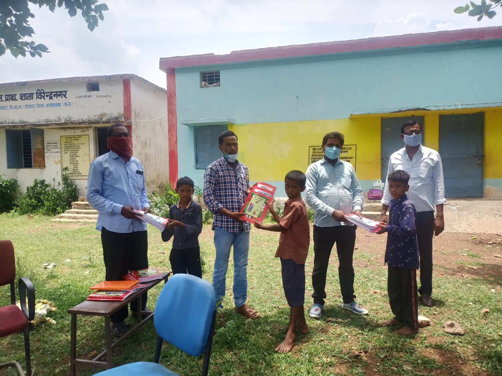 वीरेंद्र नगर स्कूल में बच्चों को पुस्तक वितरण किया गया