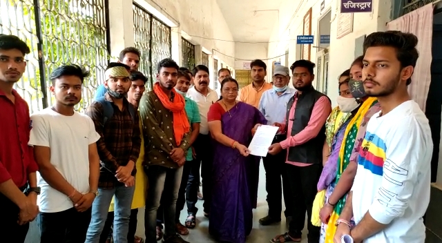 कांकेर &ndash; बीते दो दिन पूर्व छात्र से छेड़ छाड़ के आरोप में गिरफ्तार हुए,,,प्राध्यापक को बर्खास्त करने एबीवीपी ने शिक्षा मंत्री के नाम सौंपा ज्ञापन