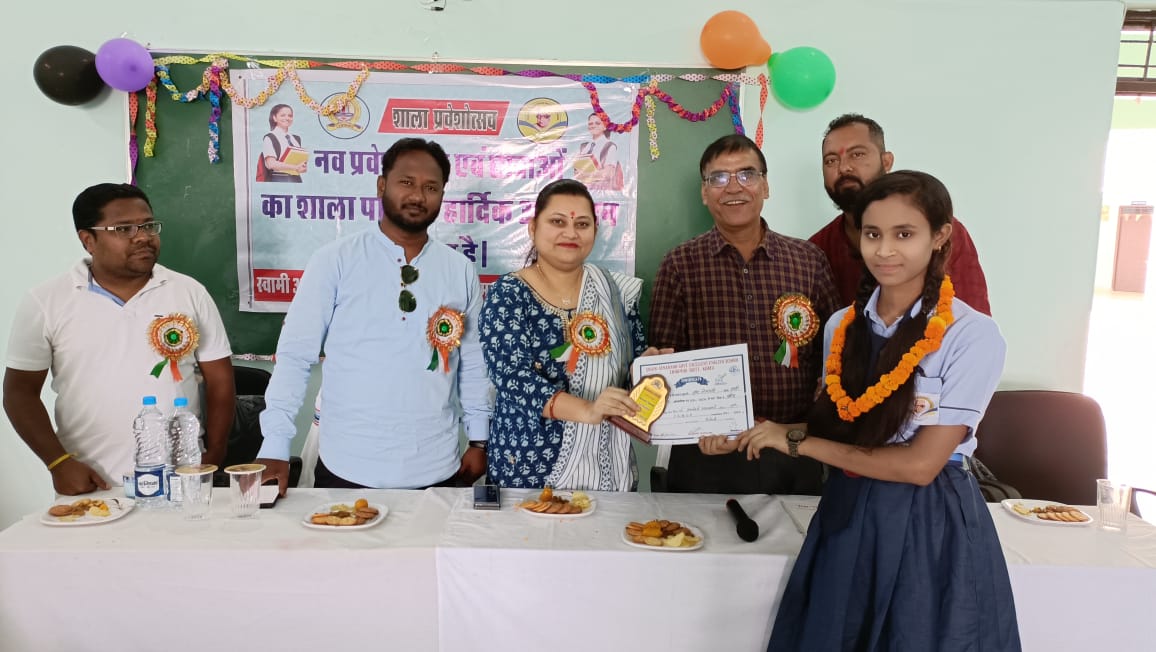 शाला प्रवेश उत्सव पर चिरमिरी महापौर कंचन ने तिलक लगा खिलाई मिठाई  पुस्तकें भेंट कर छात्र-छात्राओं को दिलाया प्रवेश । 