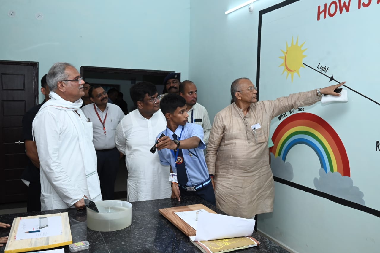 मुख्यमंत्री ने लैब में लिया बच्चों का वाइवा  पूछे टाईट्रेशन और डिस्पर्सन पर सवाल, बच्चों ने अंग्रेजी मे समझाए एक्सपेरिमेंट