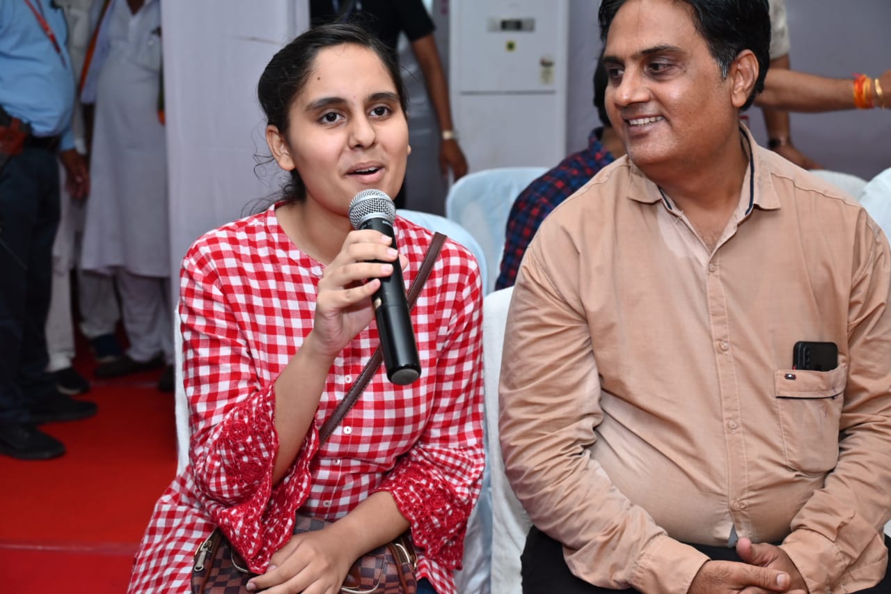 मुख्यमंत्री ने नीट टॉपर खुशी मेघानी को डॉक्टरी की पढ़ाई के लिए 5 लाख रूपए स्वीकृत किए जाने के घोषणा की* 