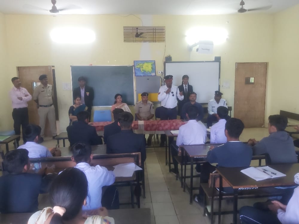 यातायात जागरुकता अंतर्गत स्कूलों,सार्वजनिक स्थानों,हाट बाजारों में यातायात नियमों की जानकारी दी गई
