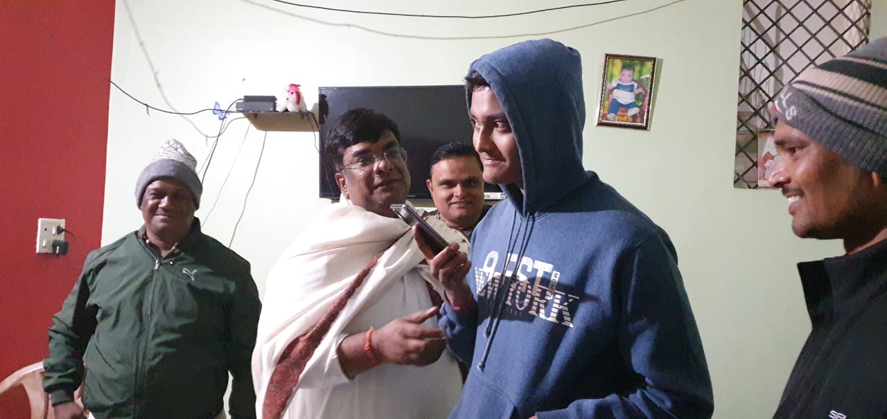 विधायक मनेंद्रगढ़ डॉ. विनय जायसवाल ने होनहार बालक को उसके घर पहुच कर दी बधाई. राज्य के मुखिया से दूरभाष से कराई बात जताया आभार.